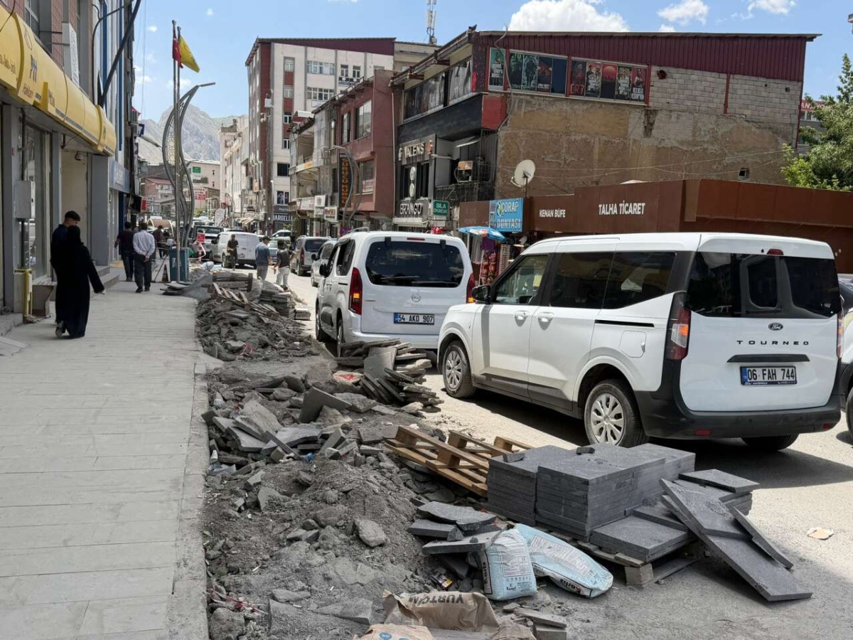 Hakkari’de Kışın Zarar Verdiği Kaldırımlar Yenileniyor