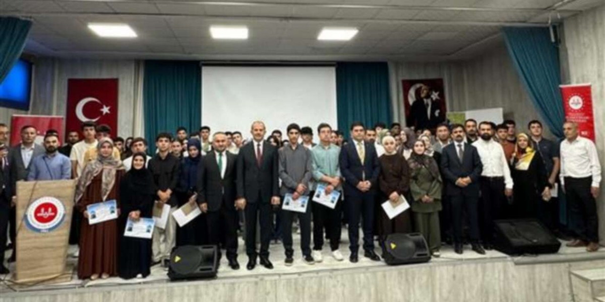 Hakkari’de Umre Ödüllü Gençlik Bilgi Yarışması Dereceye Girenleri Ödüllendirildi