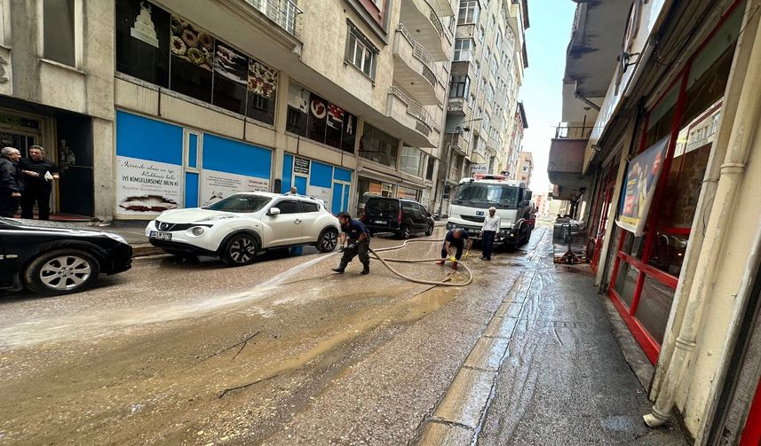 Yüksekova Belediyesi’nden Doğalgaz Çalışmaları Sonrası Yıkama Çalışması