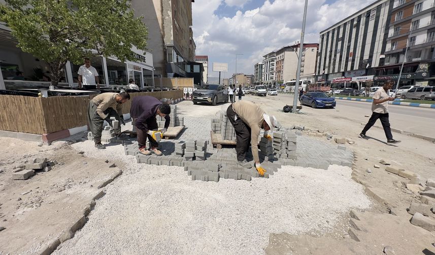 Yüksekova Belediyesi İpekyolu’nda Kaldırım Onarımına Başladı