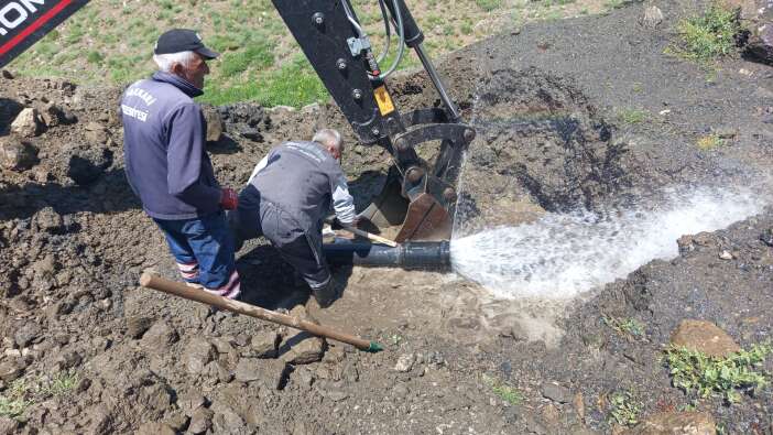 Hakkari’de İçme Suyu İsale Hattındaki Arıza İçin Onarım Çalışmaları Sürüyor