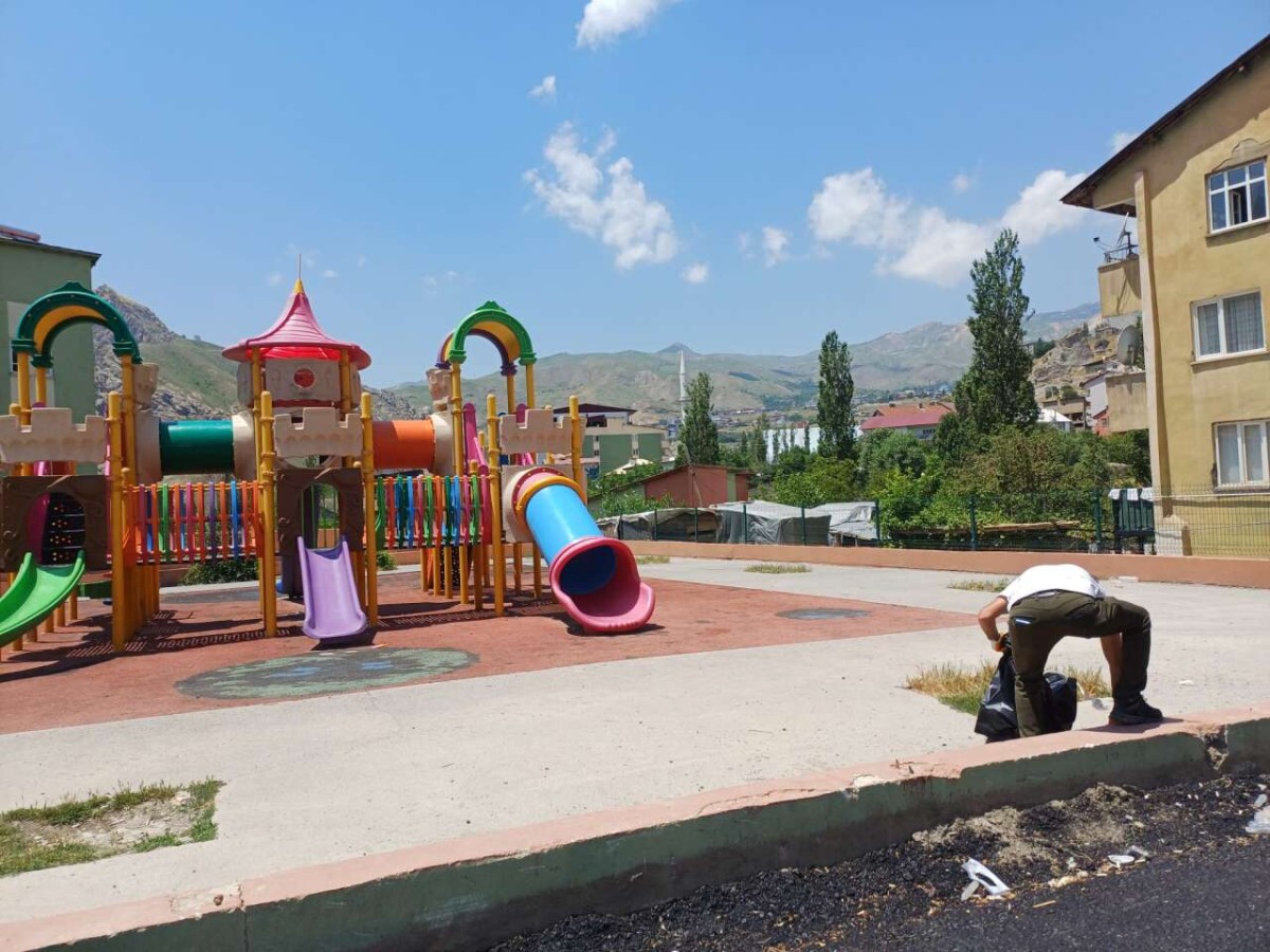 Hakkari Belediyesi Ekiplerinden Parklarda Hafta Sonu Temizliği