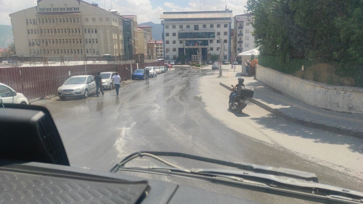 Hakkari Belediyesi İtfaiye Ekipleri Hafta Sonu da Temizlik Mesaisindeydi