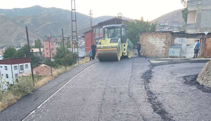 Hakkari Belediyesi Kent Genelinde Sıcak Asfalt Çalışmalarını Sürdürüyor