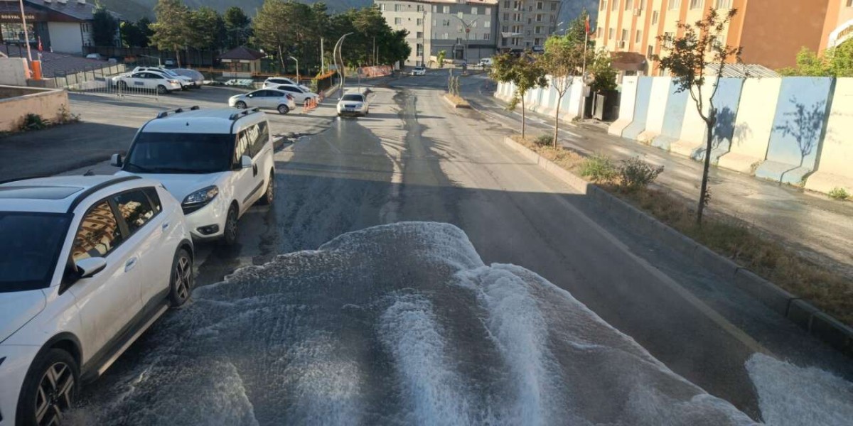 Hakkari Belediyesi Ekiplerinden Kent Genelinde Tazyikli Su ile Yıkama Çalışması