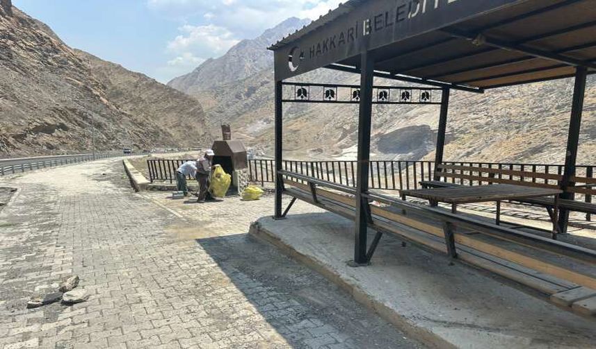 Hakkari Belediyesi'nden Van Karayolunda Kapsamlı Temizlik Mesaisi