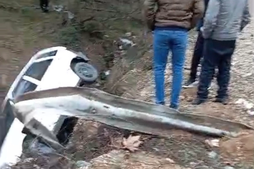 Düzce’de Yağış Kazayı Getirdi: Otomobil Refüje Devrildi
