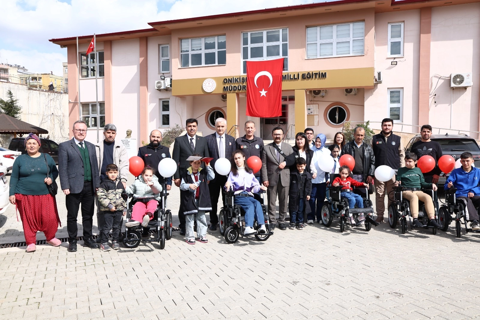 Kahramanmaraş’ta 5 Öğrenciye Akülü Sandalye Desteği