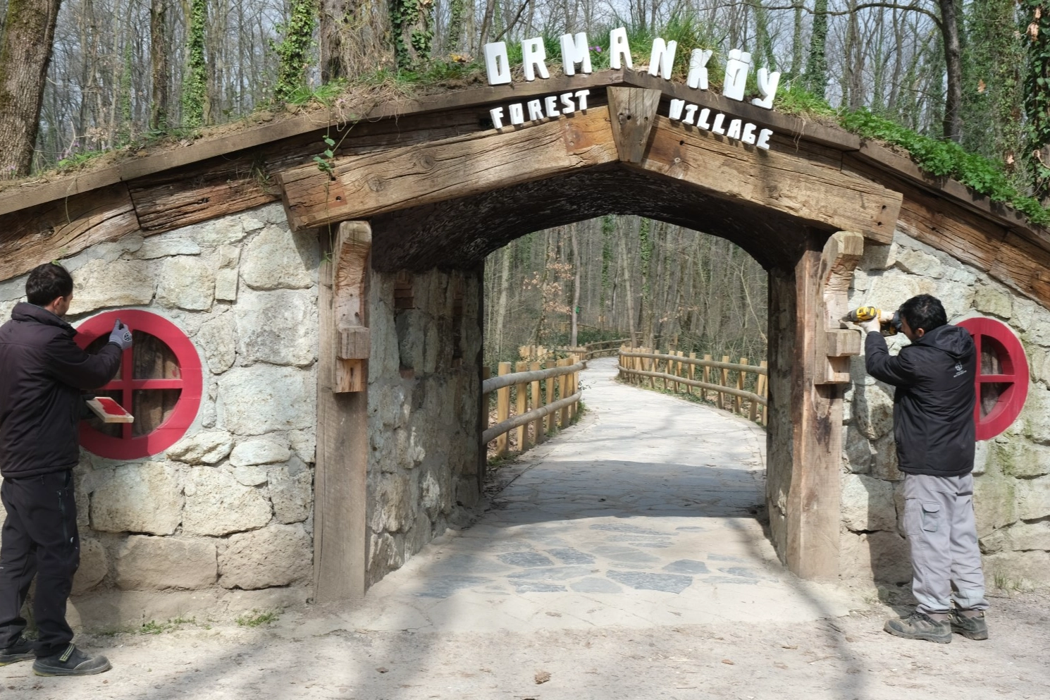 Ormanya’daki Hobbit Evleri Yenilendi: Ormanköy Daha Masalsı Hale Geldi