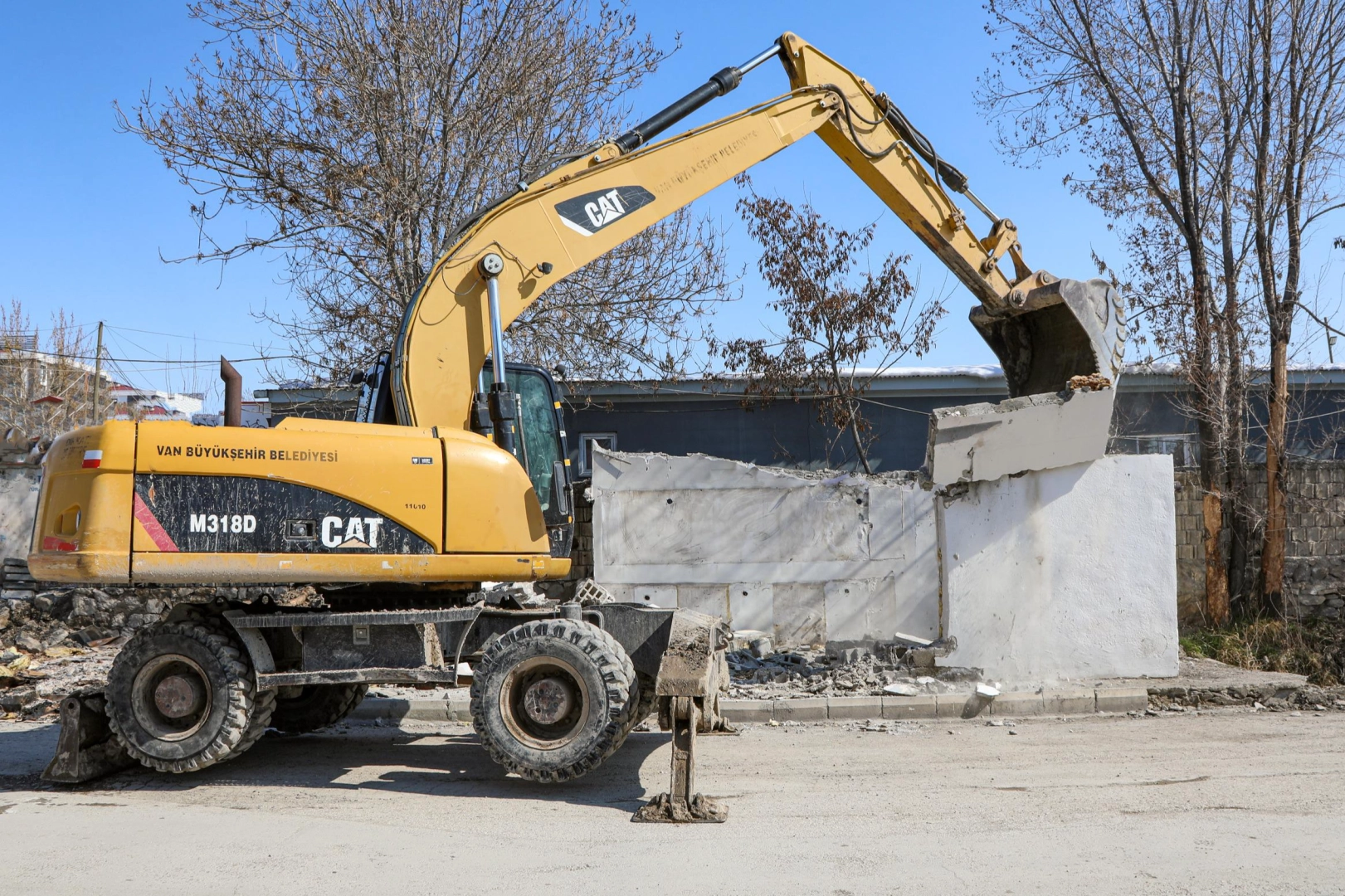 Süphan Mahallesi’nde Kaçak Yapılar Yıkıldı, Alternatif Yol Çalışmaları Hızlandı