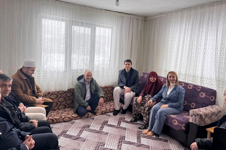 Bilecik Pazaryeri’nde Şehit Annesine Bayram Ziyareti
