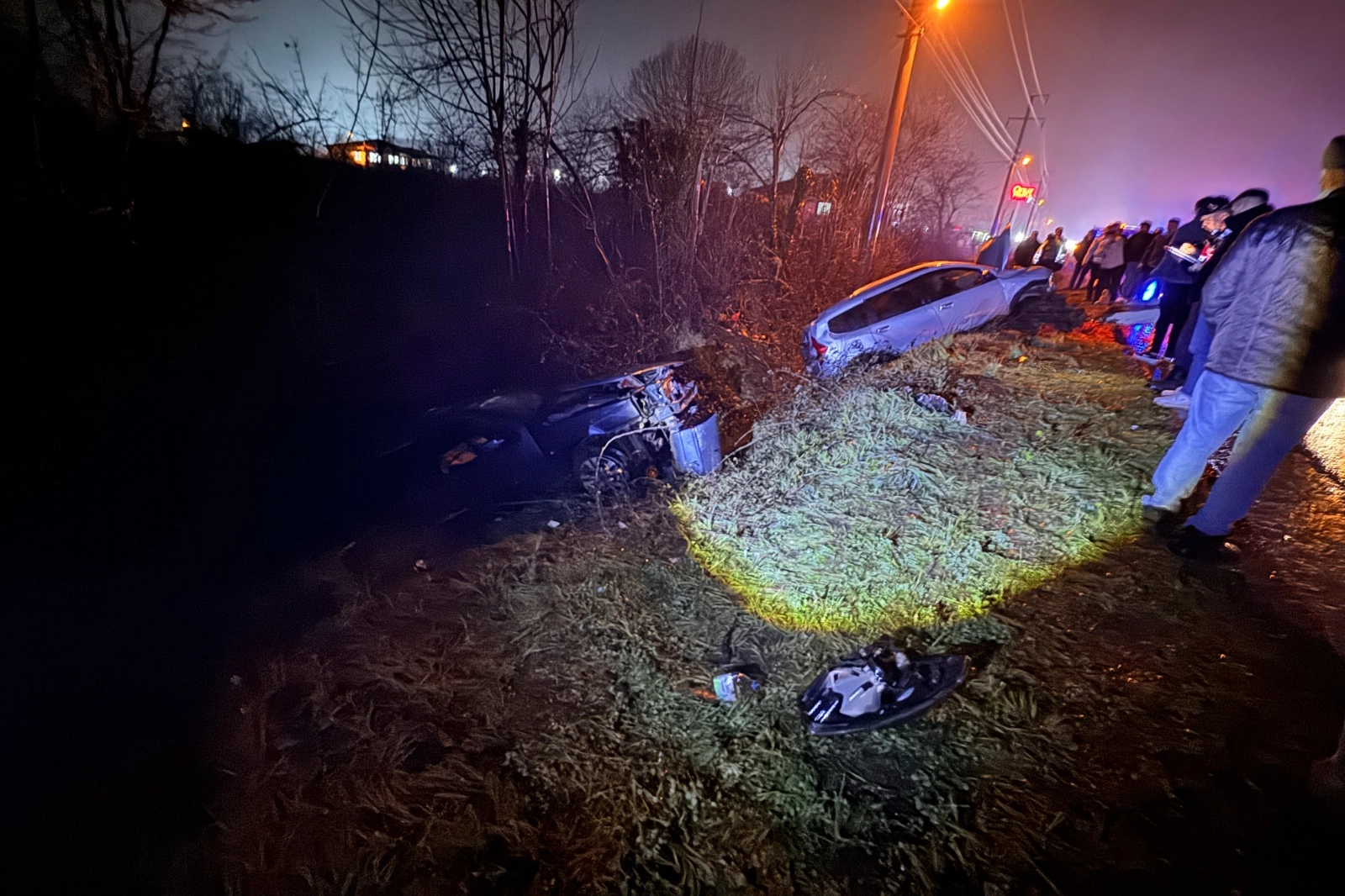 Düzce’de Feci Kaza: 2 Otomobil Su Kanalına Devrildi, 6 Yaralı