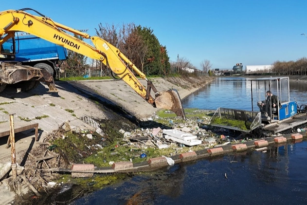 Kocaeli Büyükşehir, Kumla Deresi’nde Atıkları Denize Ulaşmadan Topladı