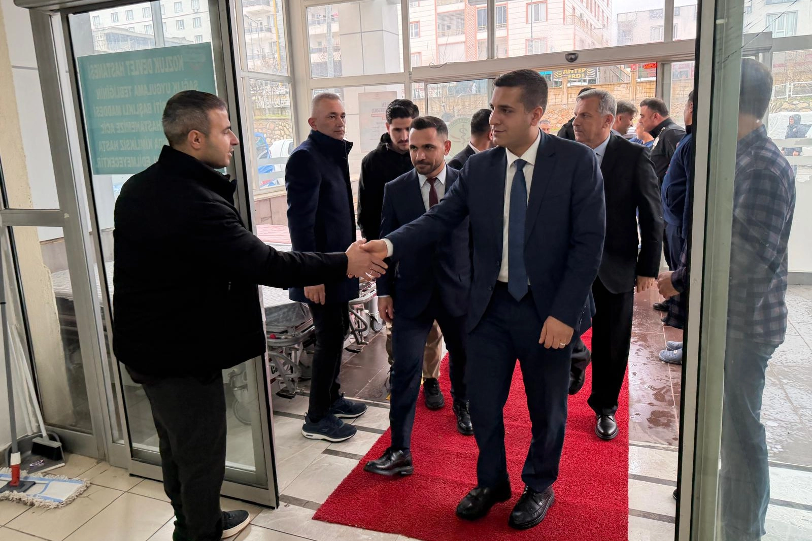 Kozluk’ta Bayram Ziyareti: Sağlık Çalışanları ve Hastalar Unutulmadı