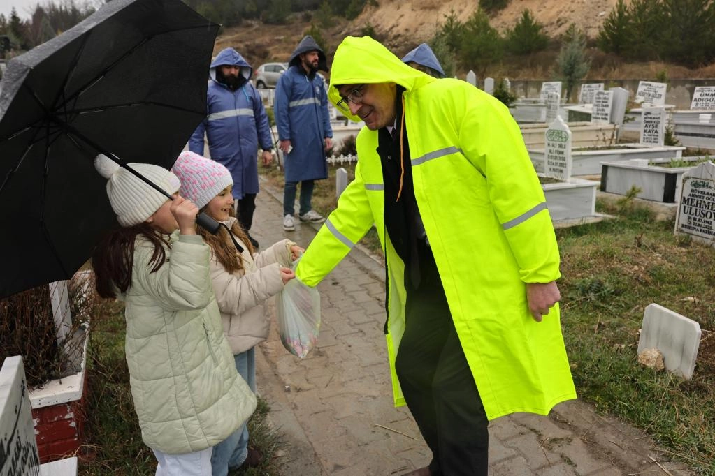 Kütahya’da Arife Günü Anlamlı Program: Başkan Kahveci’den Mezarlık Ziyareti ve Çiçek Dağıtımı