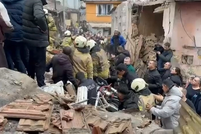 Ayvansaray’da Bina Çökmesi: 7 Kişi Kurtarıldı, 2 Kişi İçin Arama Sürüyor