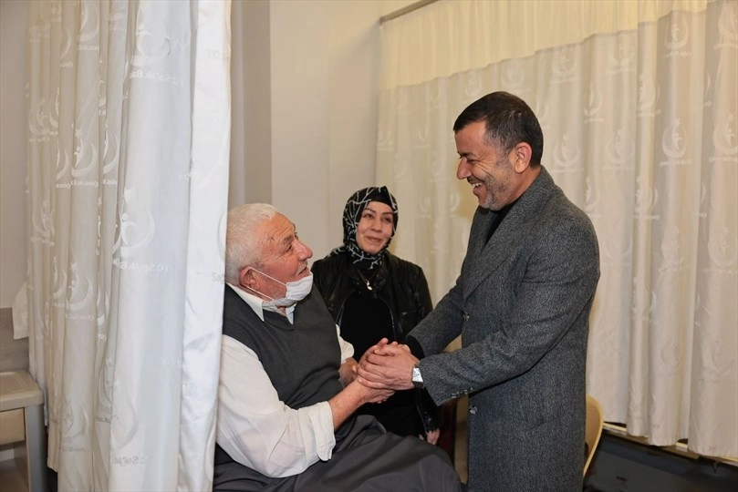 Başkan Çavuşoğlu, Bayramda Sağlık ve İtfaiye Çalışanlarını Ziyaret Etti