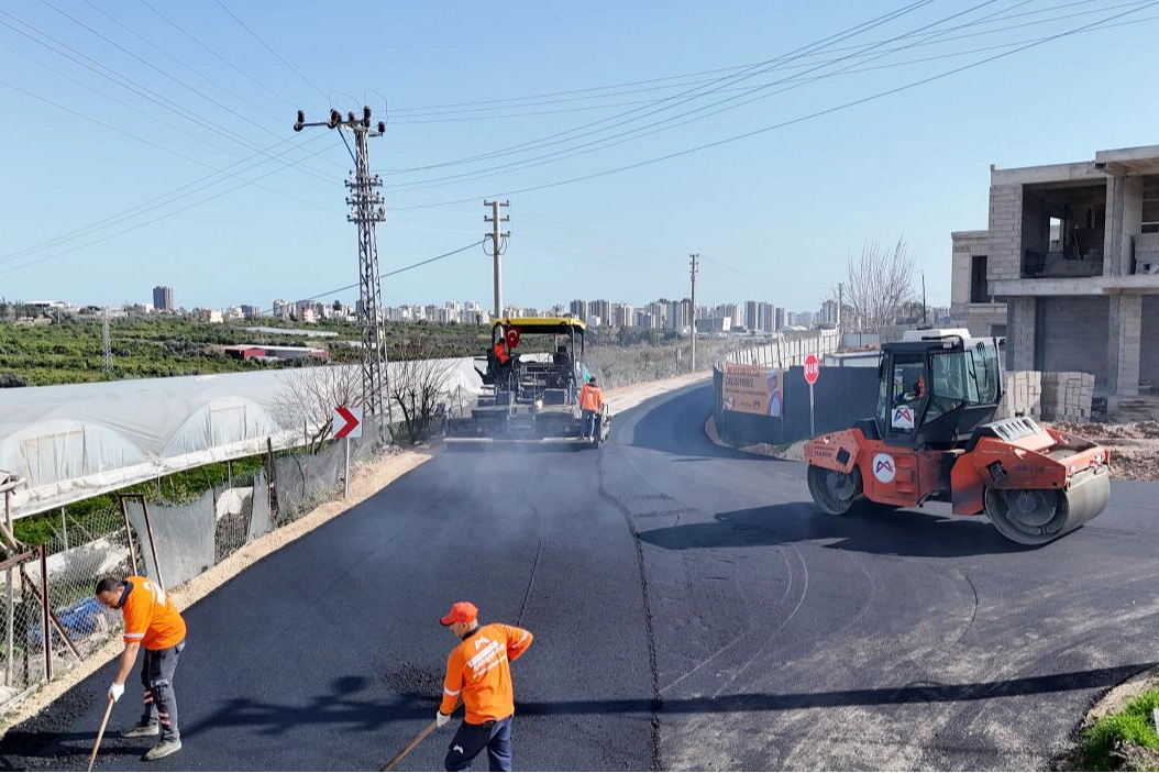Mersin’de Altyapısı Tamamlanan Yollara Sıcak Asfalt Serimi