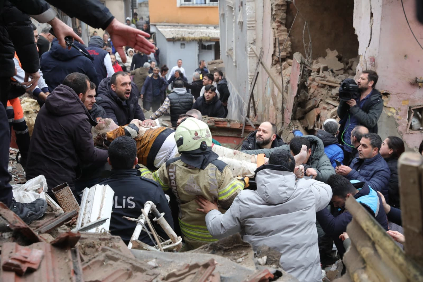Ayvansaray’daki Bina Çökmesinde 1 Kişi Hayatını Kaybetti, 10 Kişi Yaralı Kurtarıldı