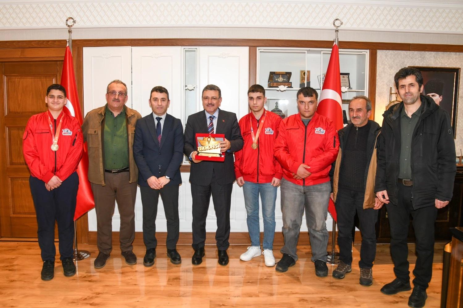 Trabzon’da TEKNOFEST Gururu: Şampiyon Öğrenciler Başkan Genç’i Ziyaret Etti