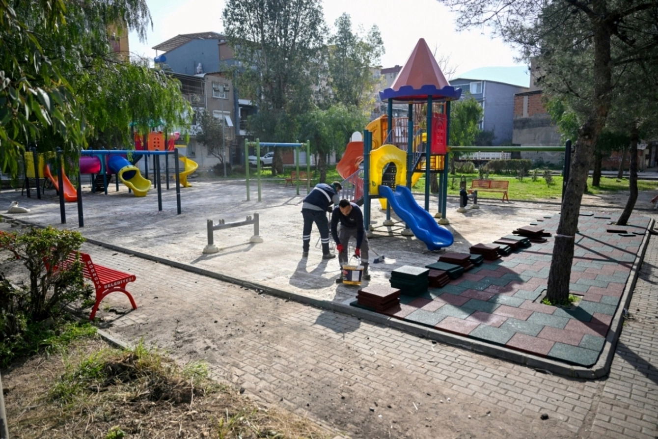 Bornova’da Bahar Mesaisi: Parklar Yenileniyor, Yürüyüş Yolları Artıyor