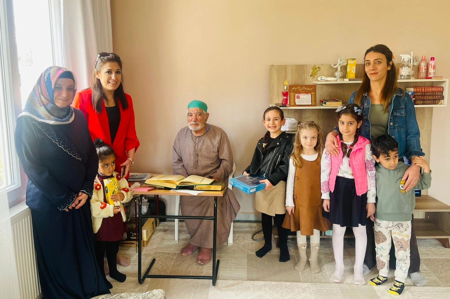Mardin’de Anlamlı Ziyaret: Minik Öğrencilerden Emekli Öğretmene Vefa Örneği