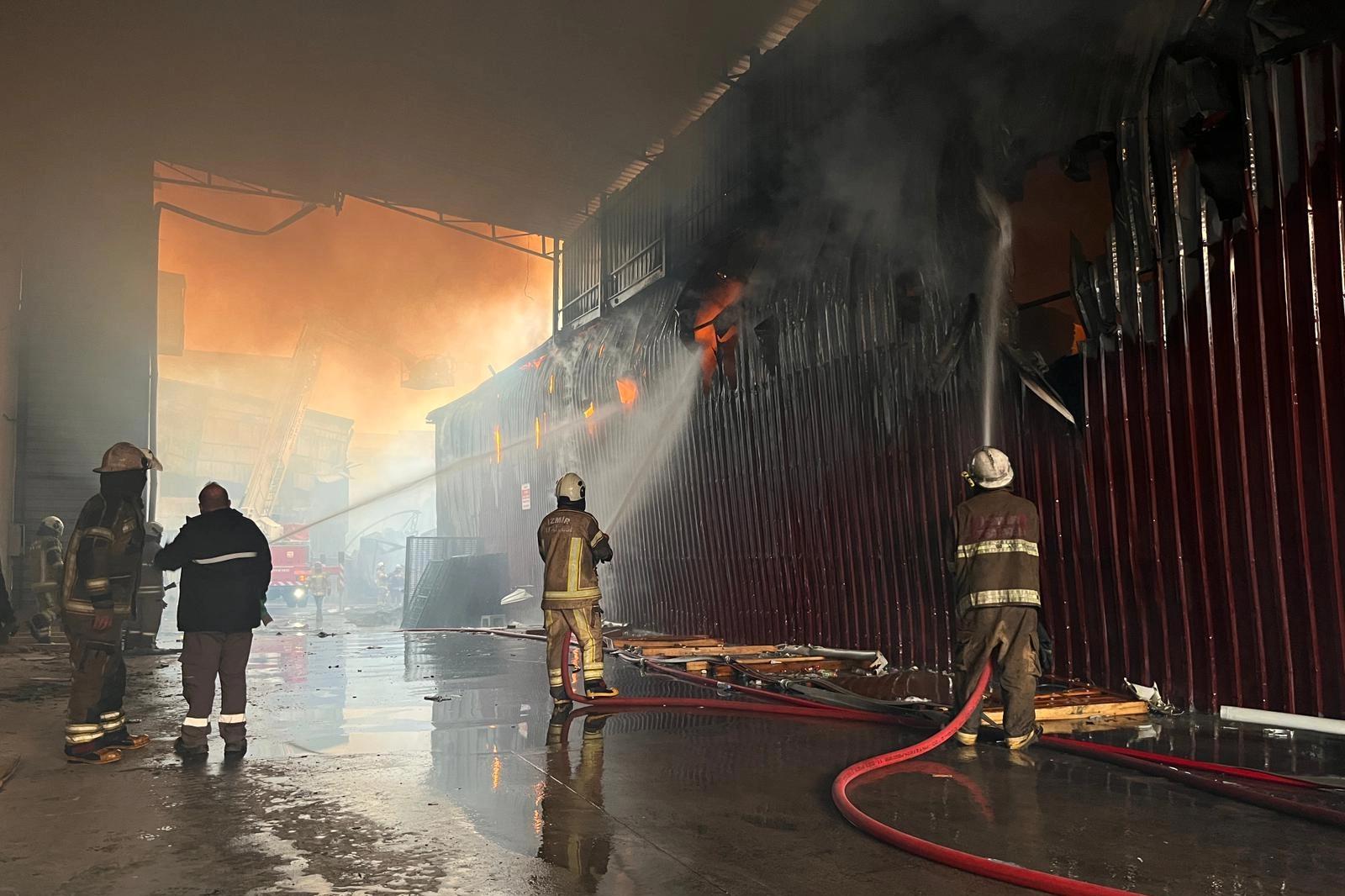 Buca’da Sanayi Sitesinde Yangın: 7 İş Yeri Zarar Gördü