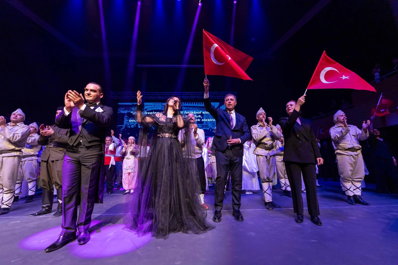 İzmir’de “Uyan Memet” Gösterisi Duygulandırdı: Çanakkale Ruhu Sahneye Taşındı