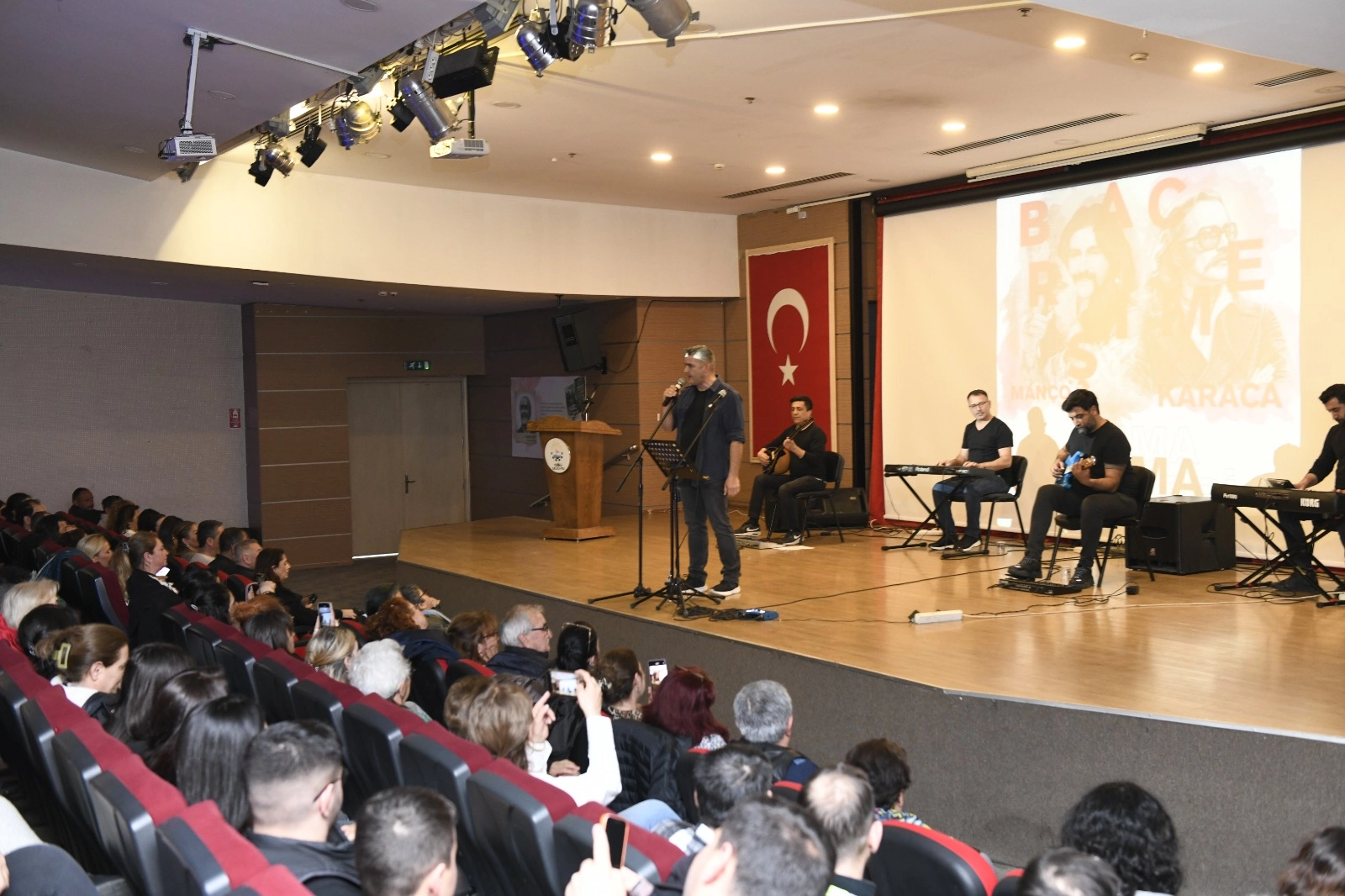 Çiğli’de Anadolu Rock Rüzgârı: Barış Manço ve Cem Karaca Şarkılarıyla Anıldı