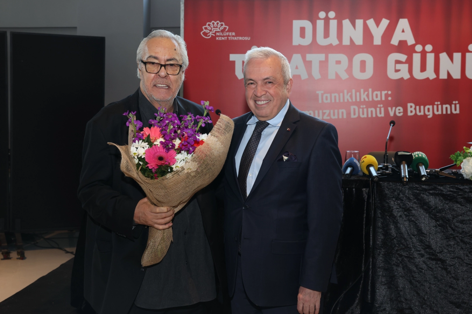 Rutkay Aziz Nilüfer’de Konuştu: “Tiyatro İnsan İçindir”