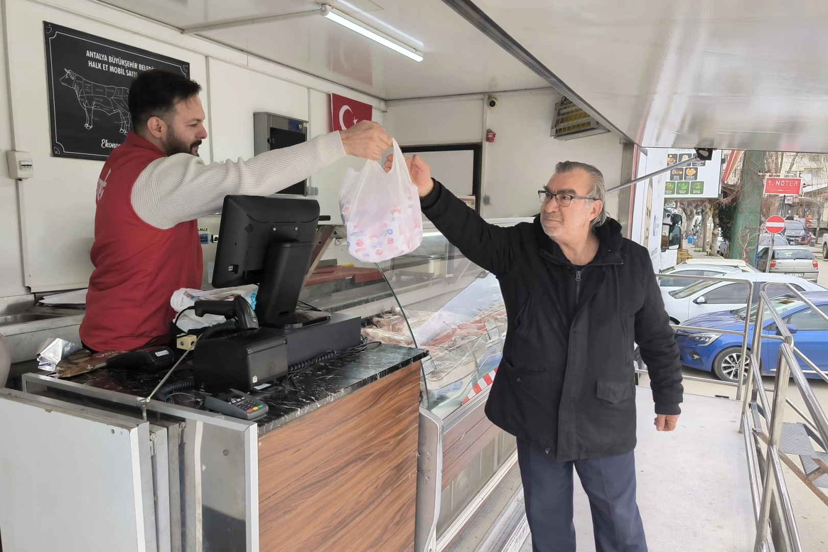 Antalya’da Halk Et Mobil Tırı İlçe İlçe Geziyor: Uygun Fiyatlı Et Herkesin Ayağında