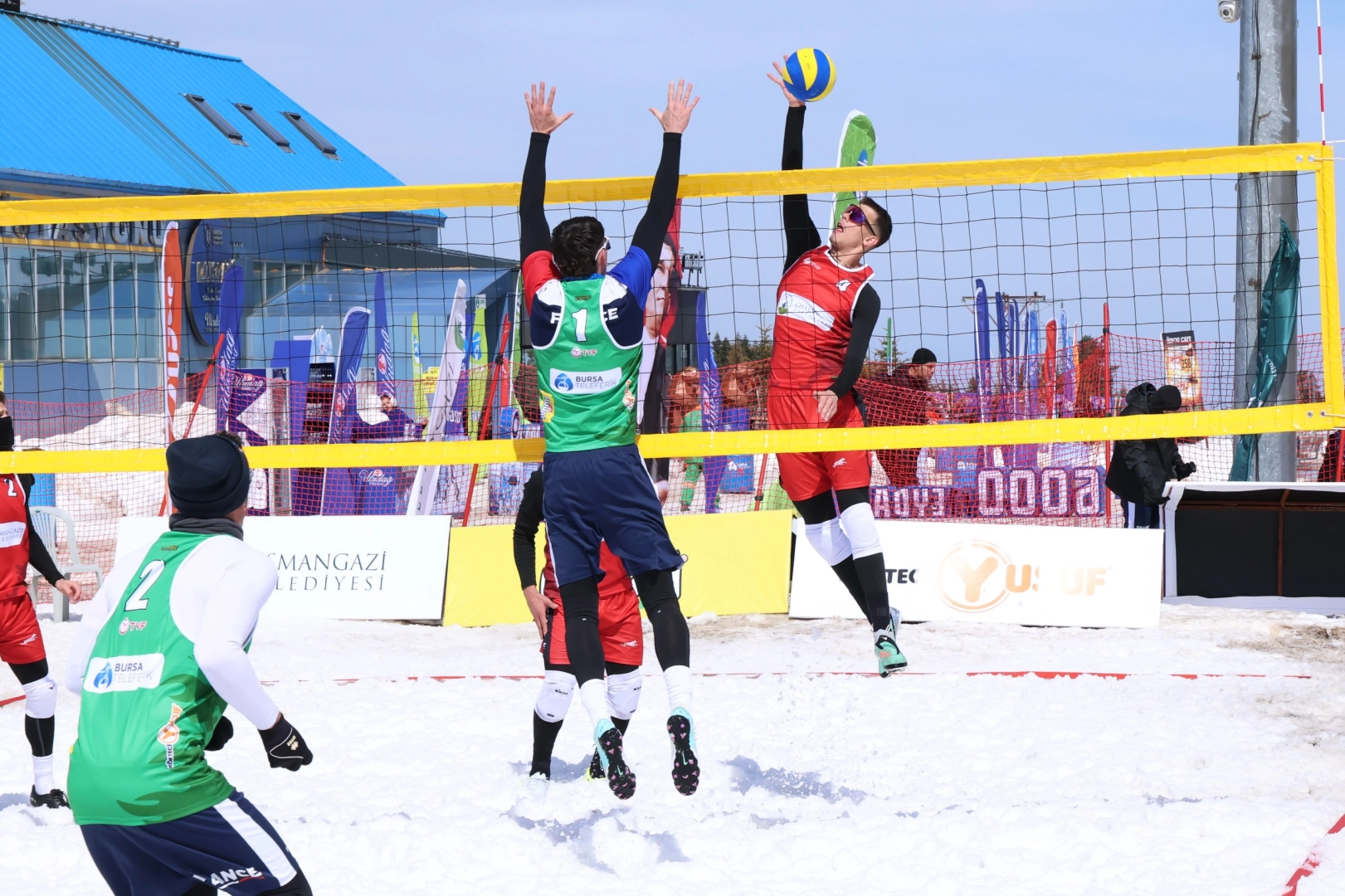 Uludağ’da Kar Voleybolu Heyecanı Başladı: 6 Ülkeden 100 Sporcu Bursa’da