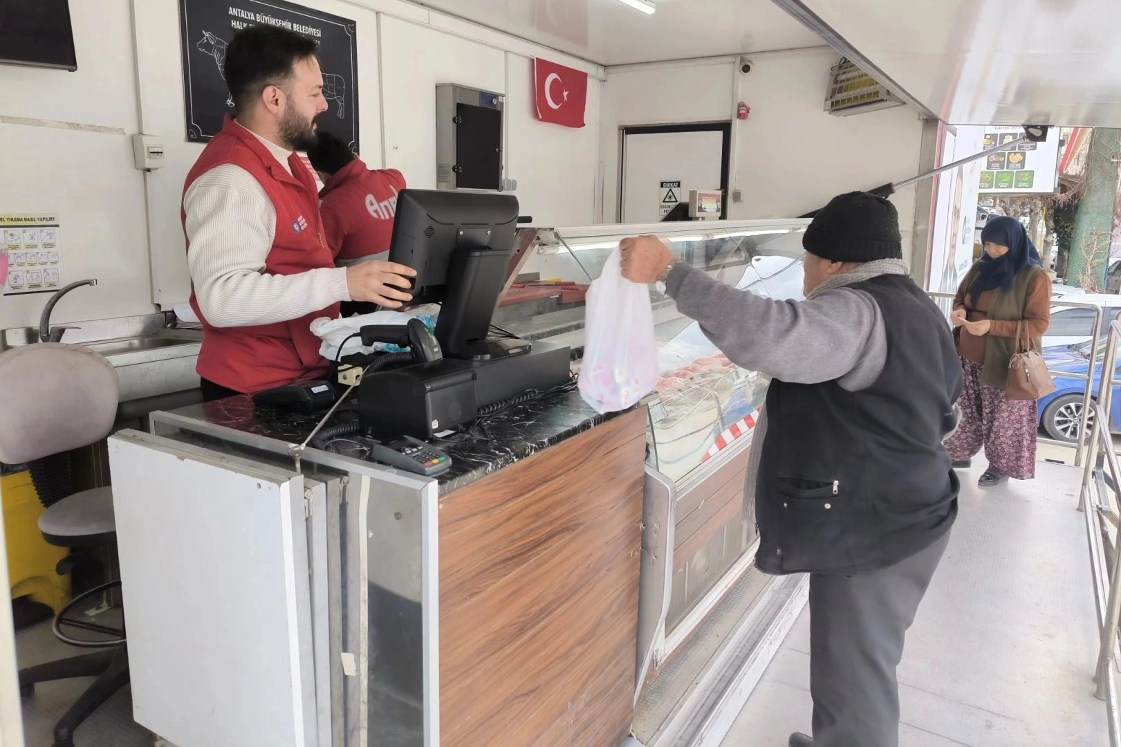 Antalya’da Halk Et Mobil Tırı İlçe İlçe Geziyor: Uygun Fiyatlı Et Her Yerde