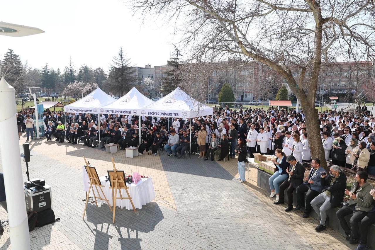 ERÜ’de Yaren Mercan İçin Duygusal Anma Programı Düzenlendi