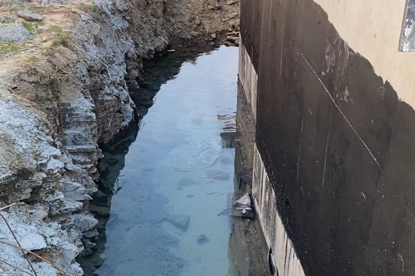 Keşan Yukarı Zaferiye Mahallesi’nde Su Deposu Krizi: Mahalleli Göle Dönen Sokaklardan Şikayetçi