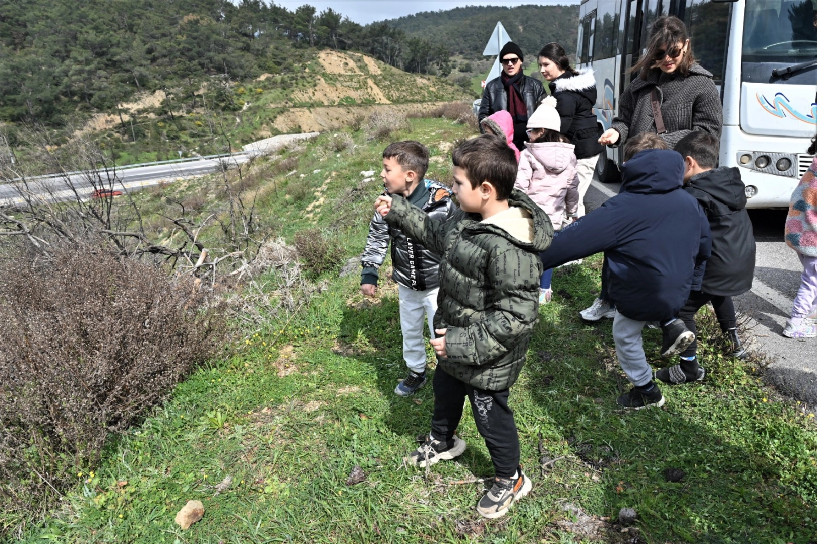 Bornova’da Minikler Doğayla Buluştu: Tohum Topları Hazırlayıp Fidan Dikti