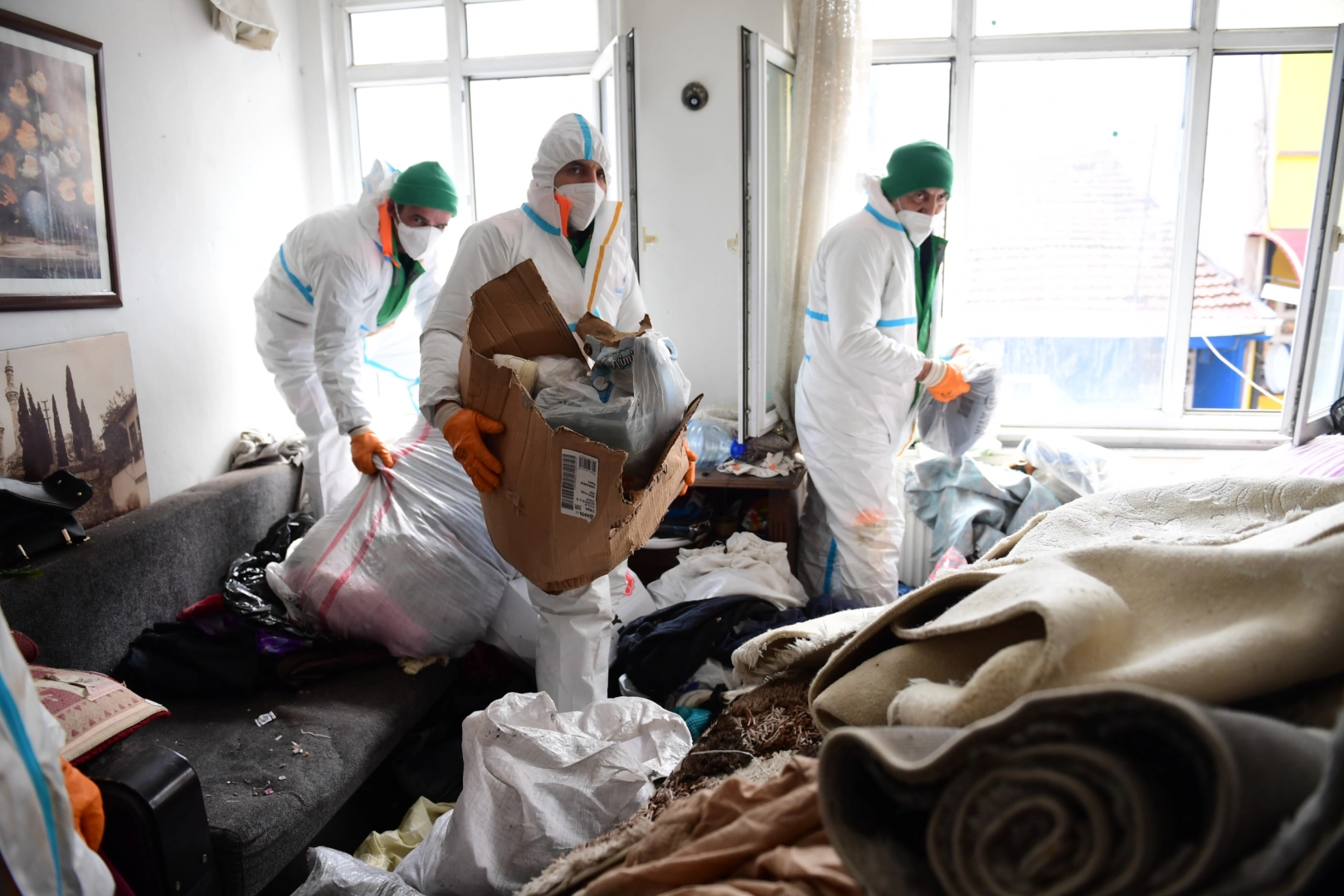 Osmangazi Belediyesi, Çöp Dolu Evi Mahkeme Kararıyla Temizledi