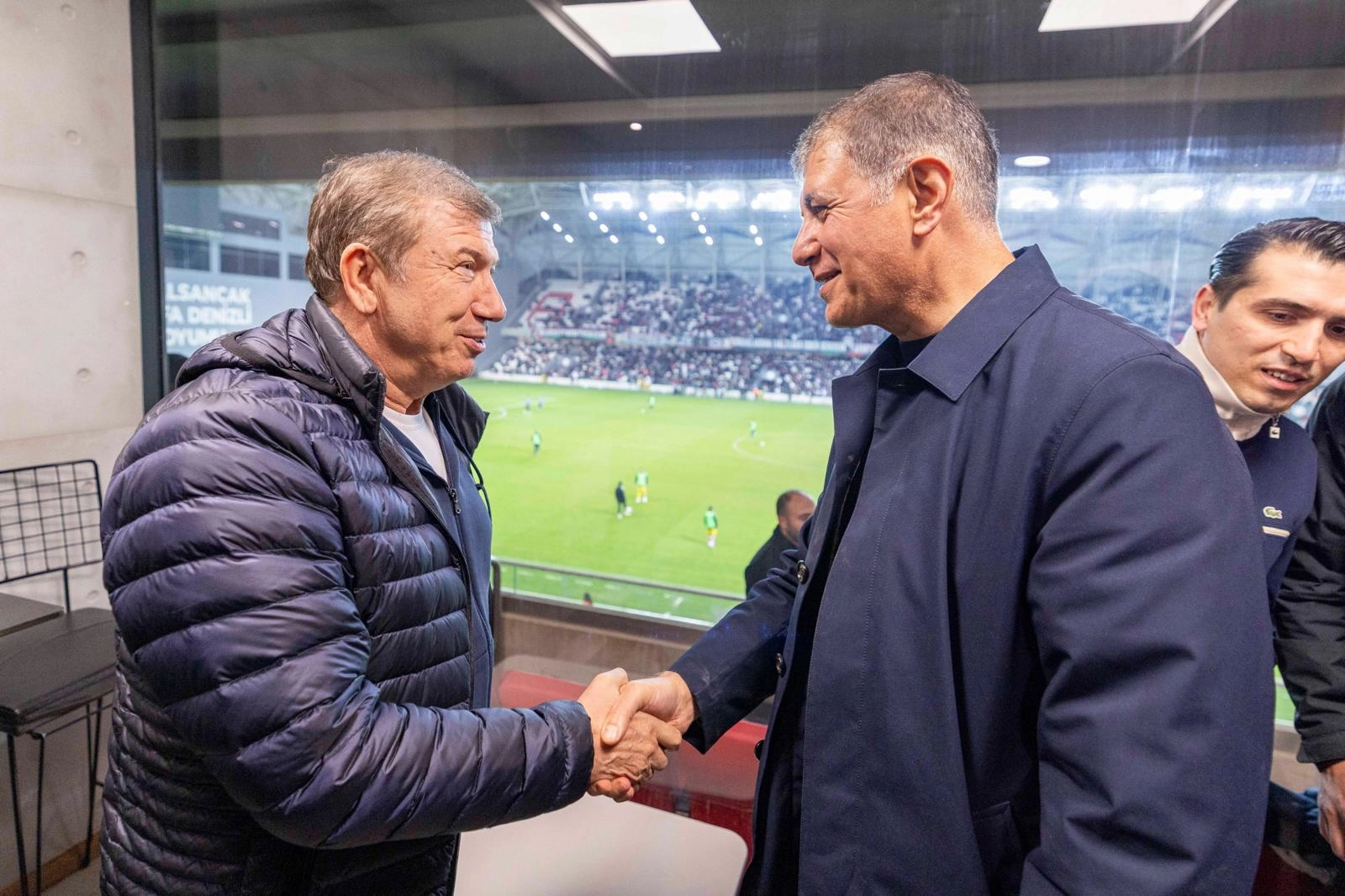 Başkan Cemil Tugay Karşıyaka’ya Tribünden Destek Verdi: “En Güzel Stadı Yapacağız”