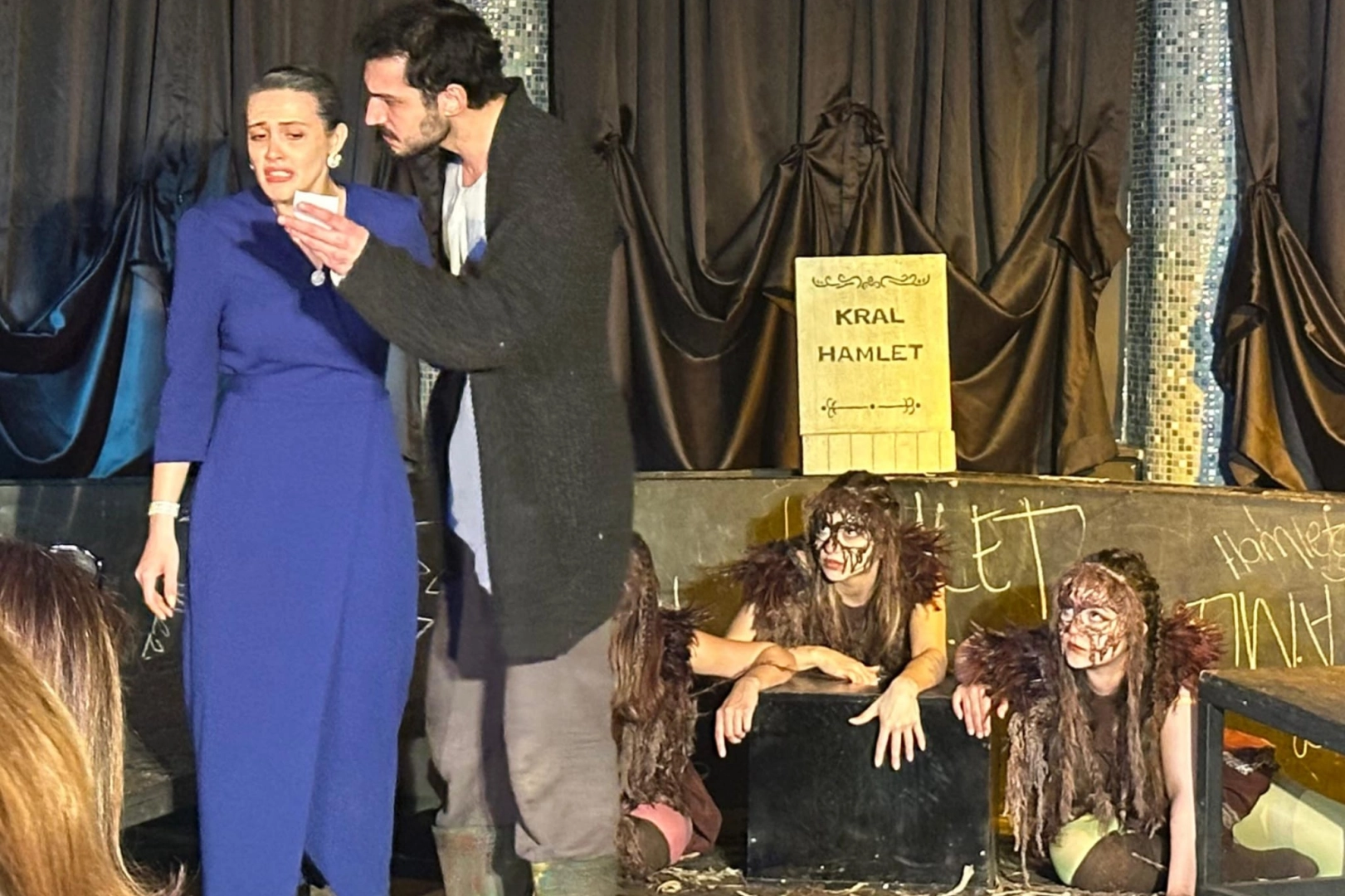 BUÜ’de Dünya Tiyatro Günü Coşkusu: “Hamlet” Sahnesi Ayakta Alkışlandı