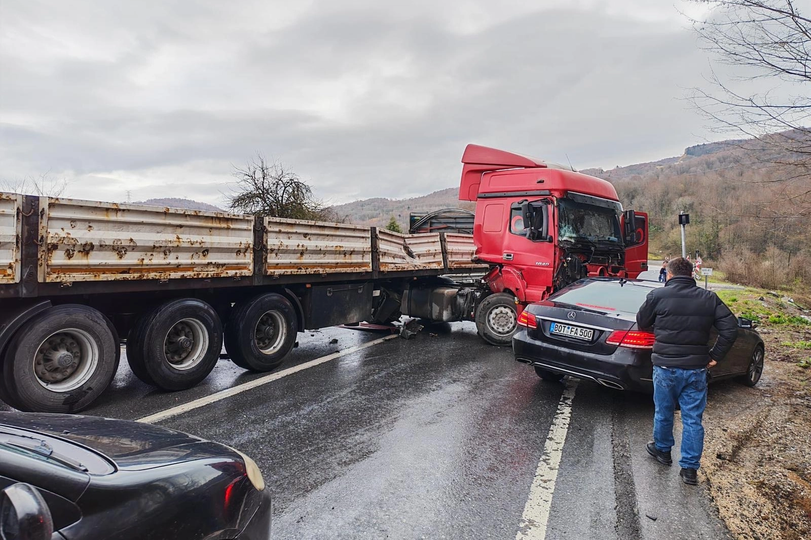 Düzce’de Yağış Kazayı Getirdi: Tır Kontrolden Çıktı, Yol Kapatıldı