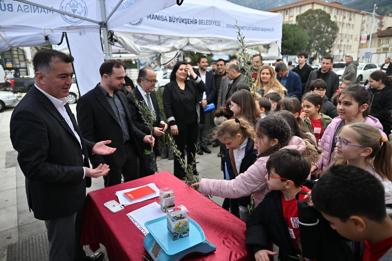 Manisa’da Atık Pil Kampanyası Başladı: Getirene Zeytin Fidanı Hediye
