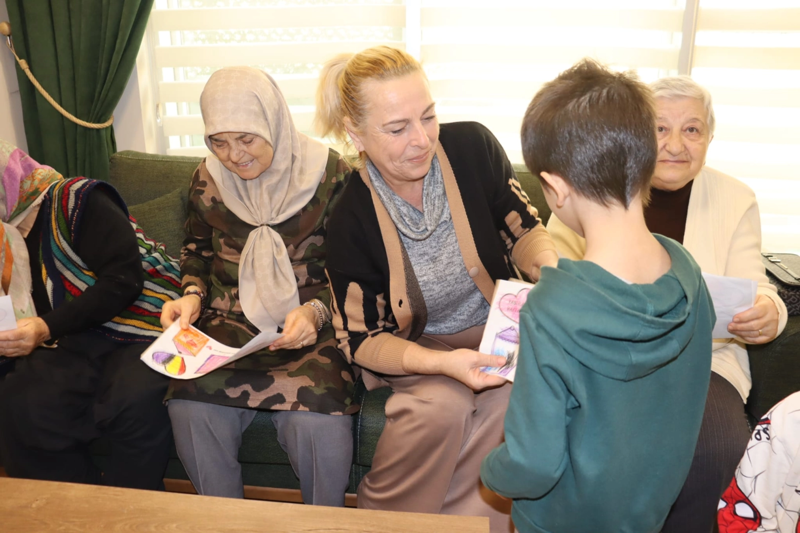 Miniklerden Büyüklere Anlamlı Ziyaret: Yaşlılar Haftası’nda Duygu Dolu Anlar