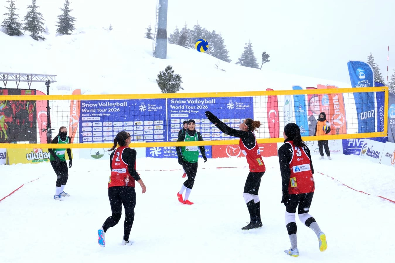 Uludağ’da Kar Voleybolu Heyecanı: Dünya Turu Nefes Kesti