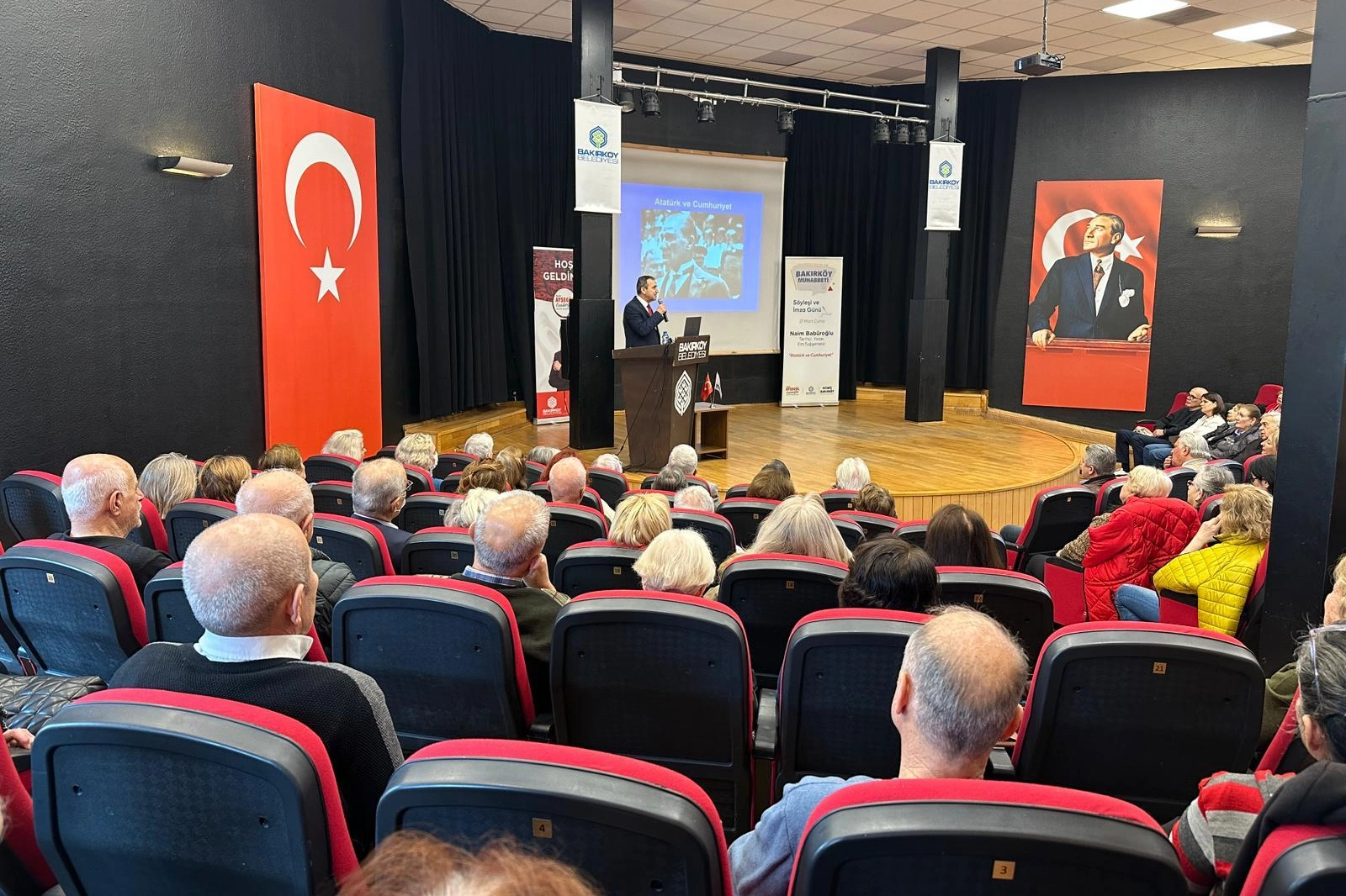 Bakırköy’de “Atatürk ve Cumhuriyet” Söyleşisine Yoğun İlgi