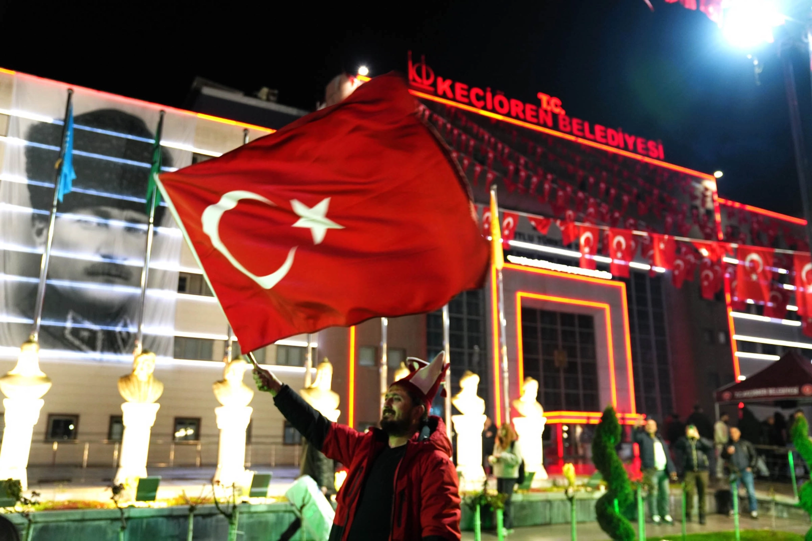 Keçiören’de Milli Coşku: Dev Ekranda Tarihi Zafer Hep Birlikte Kutlandı