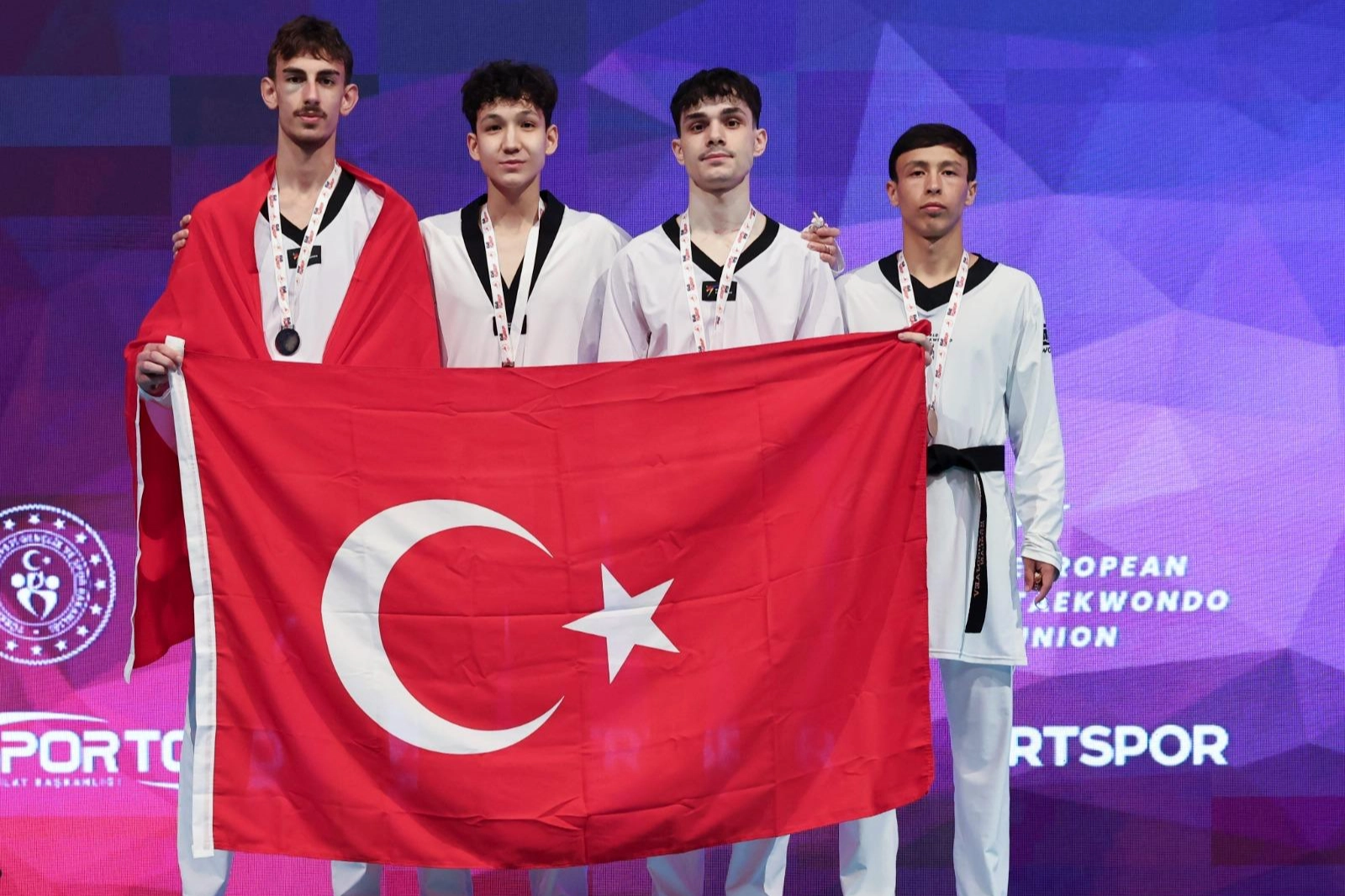 İzmirli Tekvandocular Türkiye Açık Turnuvası’ndan 3 Madalya ile Döndü