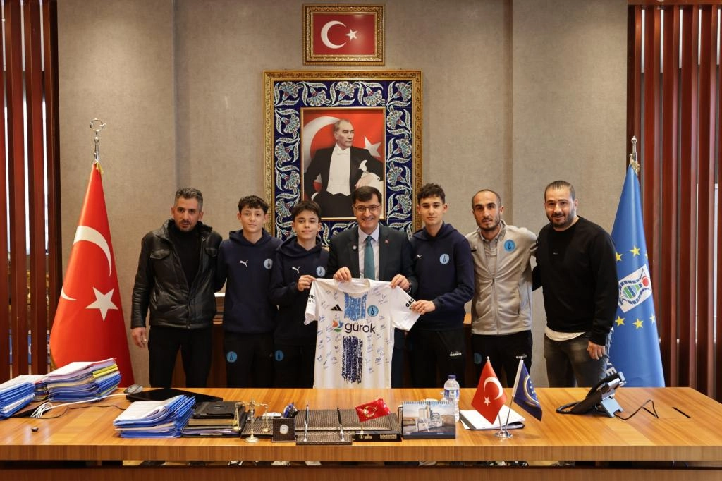Kütahyaspor U-15 Takımı Şampiyonluk Sonrası Belediye’de Ağırlandı