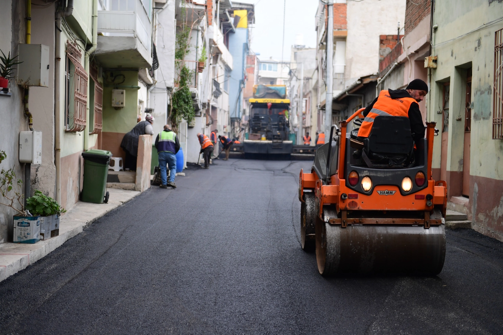 Osmangazi’de Yol Yenileme Çalışması: 14. Akın Sokak Baştan Sona Yenilendi