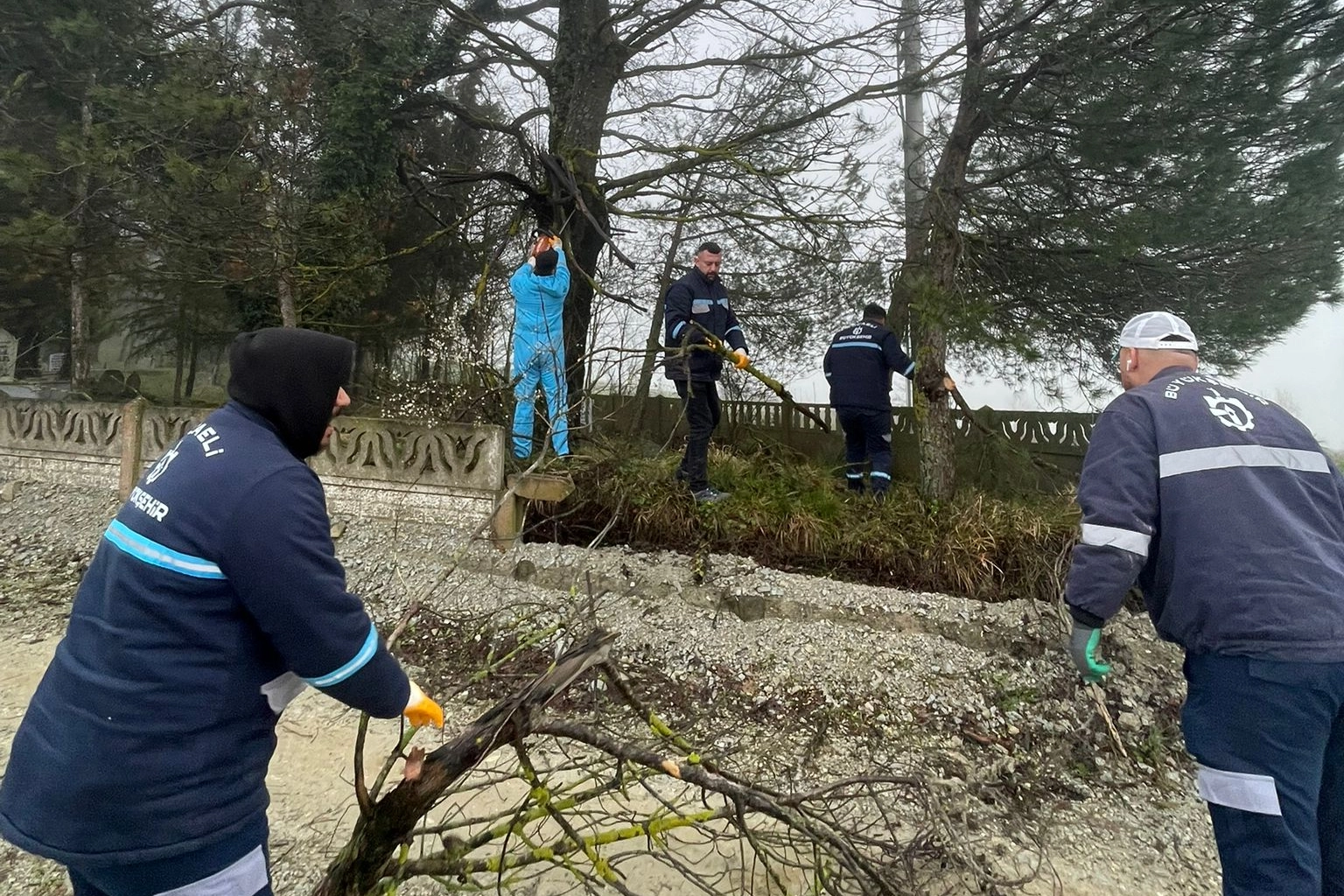 Kocaeli’de Mezarlıklar Düzenleniyor: Bakım Çalışmaları Aralıksız Sürüyor