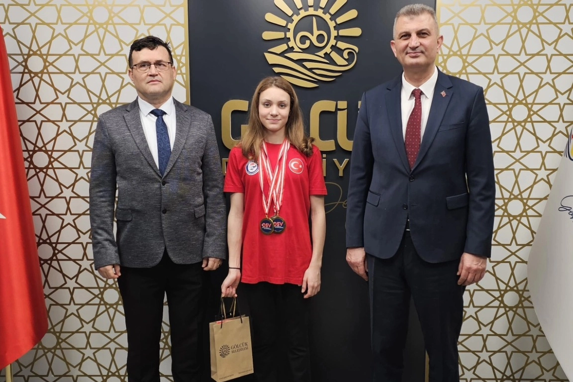 Milli Yüzücü Alara Gökalp’ten Çifte Altın: Gölcük’te Gurur Kaynağı Oldu